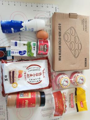 1、材料备齐，黄油软化，低筋面粉，肉桂粉，红茶包，泡打粉过筛备用。