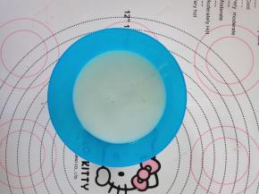 2、牛奶和酸奶混合备用。