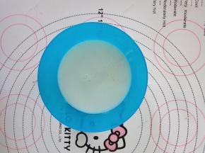 2、牛奶和酸奶混合备用。