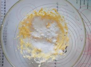 3、黄油加细砂糖，盐拌匀。