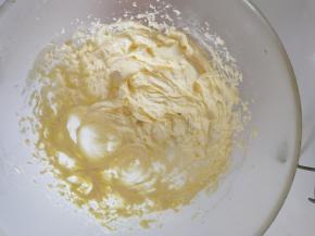4、打发成蓬松状。