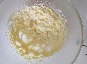 4、打发成蓬松状。