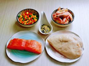 准备食材，我用的鸡胸肉是即食的。