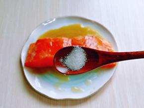 腌制三文鱼，加入料酒，盐。