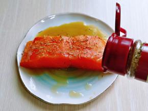 再加入迷迭香，轻轻按摩三文鱼腌制10分钟。