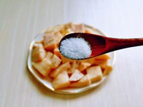 少许盐抓拌均匀，腌制10分钟。