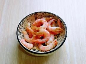 北极虾去皮备用。