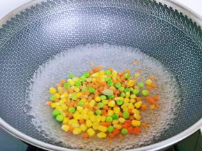 玉米粒，胡萝卜丁，豌豆焯水，锅中水烧开，下入时蔬大火煮2分钟捞出淋干水分。