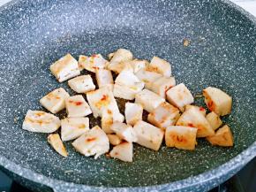 将腌制好的鸡胸肉块倒入不粘锅中，小火煎至两面微黄盛出备用。(无油煎)