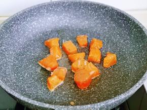 锅中刷上少许油，放入腌制好的三文鱼，煎至两面金黄。