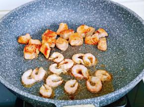 三文鱼煎好后，把北极虾仁放入锅中煎30秒盛出装盘。