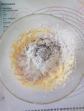 6、加入1/3的粉类拌匀。在加入一半的牛奶酸奶混合物拌匀。