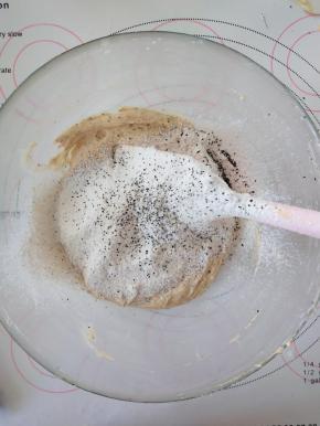 7、再加入1/3的粉拌匀，加入剩余的牛奶酸奶拌匀。拌好的面糊装入裱花袋。