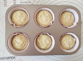 9、将面糊挤入模具的8分满。