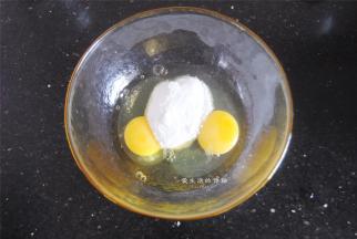 常温的鸡蛋打入打蛋盆内，加入细砂糖，启动打蛋器全速打发。