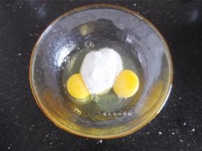 常温的鸡蛋打入打蛋盆内，加入细砂糖，启动打蛋器全速打发。