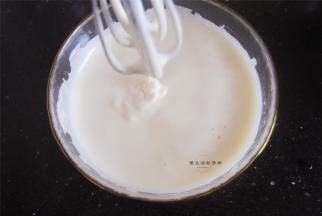 最后的蛋糊状态是这样的，蛋糊泡沫细腻，提起打蛋器写8字，纹理不容易消失。
