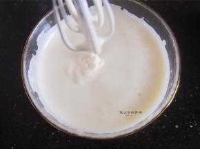 最后的蛋糊状态是这样的，蛋糊泡沫细腻，提起打蛋器写8字，纹理不容易消失。