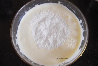 将低筋粉分三次过筛入蛋糊内，轻轻翻拌均匀。