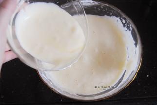 拌好的面糊取3勺放入玉米油里拌匀，再倒回面糊内拌匀。