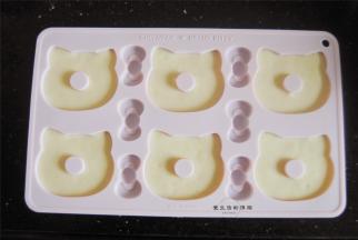 将面糊放入裱花袋内，挤入kt硅胶模具内，这里的份量是2份的量。