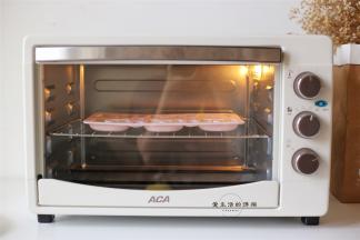 烤箱提前165度预热，放入烤箱中层烤制15分钟即可。