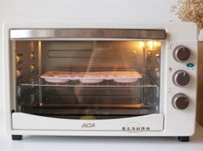 烤箱提前165度预热，放入烤箱中层烤制15分钟即可。