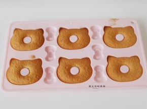 烤好的蛋糕取出来放凉后再脱模。