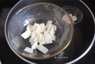 将巧克力融化，拿甜甜圈沾上白色的巧克力，取40克巧克力加入红色色素调成粉色，