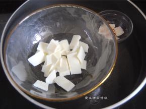 将巧克力融化，拿甜甜圈沾上白色的巧克力，取40克巧克力加入红色色素调成粉色，