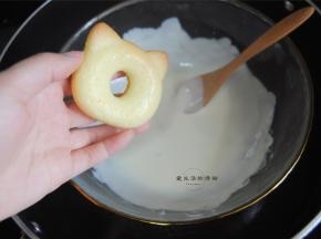 点上粉色的，剩余的放入KT硅胶模的蝴蝶结处冷冻成型装饰。
