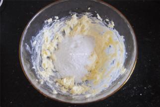 将黄油室温软化，用打蛋器搅打出纹路，加入糖粉打发。