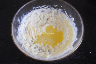 将蛋液分2次加入黄油里打发，每一次都要搅打均匀。