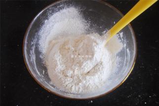 将低筋粉过筛入大碗内，翻拌均匀至无干粉状态。