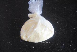 把面团放入保鲜袋里冷藏1小时松弛。