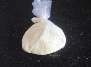 把面团放入保鲜袋里冷藏1小时松弛。