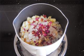 将水蜜桃去核去皮，加入冰糖和玫瑰花瓣，小火慢熬到水蜜桃变成半透明，将淀粉和清水混合均匀，倒入锅内快速拌匀，馅就做好了。