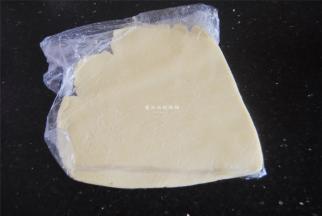 取出挞皮，室温5分钟后，将皮擀开，这里是2个4寸学厨菊花盘的量。