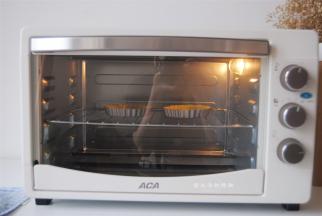 将馅料放入挞皮内，放入适量的坚果，烤制的时间比较久，那坚果需要喷上一层清水。