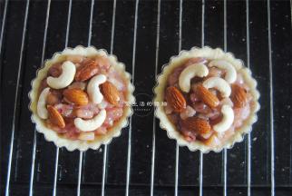 烤箱上下管175度预热，将挞放入烤箱中层烤制20分左右即可。