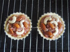 烤箱上下管175度预热，将挞放入烤箱中层烤制20分左右即可。