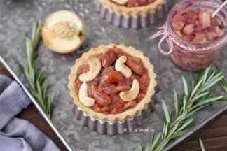 最后出炉的水蜜桃坚果挞，看起来是不是超有食欲呢