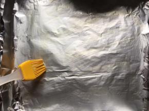 200度预热烤箱5分钟，取一烤盘，铺上锡纸，刷上薄油；