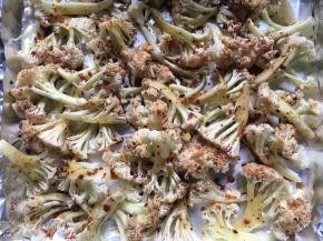 再用刷子将配好的辅料均匀刷至花菜表面；