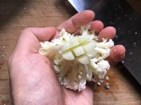 花菜根茎部用刀划十字架，然后沿着刀印撕小朵；