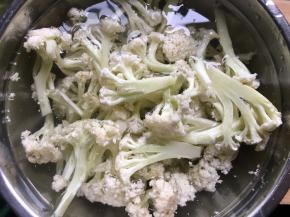 将撕好的花菜在盐水中浸泡10分钟左右；