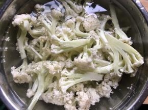 将撕好的花菜在盐水中浸泡10分钟左右；