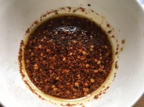 浸泡花菜期间，将所有的辅料倒入碗中搅拌均匀备用；