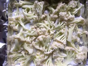 再将滤干好的花菜均匀铺入；