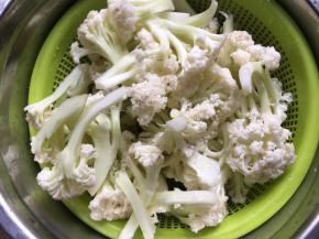 花菜浸泡好后洗净滤干水份；